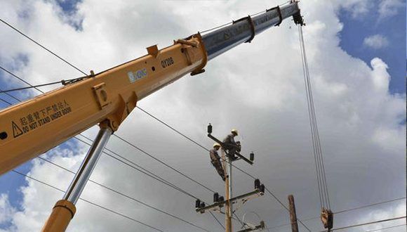 Reparan redes eléctricas dañadas por Irma en Camagüey. Foto: Rodolfo Blanco / ACN