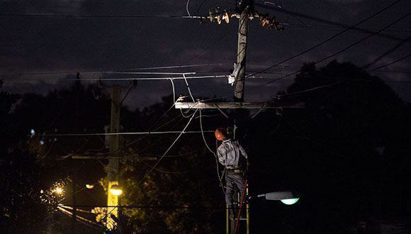 Aun en horas de la noche la empresa eléctrica de la capital continúa con los trabajos de poda de árboles y aseguramiento del sistema eléctrico. Foto: Jennifer Romero Andreu/ Cubadebate.