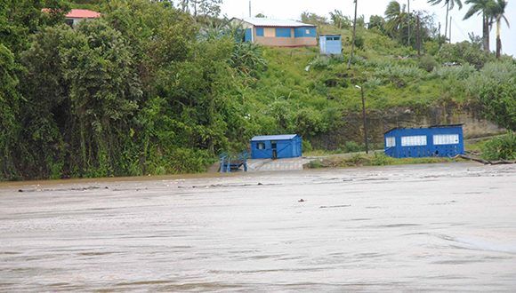 Debido a la crecida del rio Toa, por las lluvias asociadas al huracán Irma, el viaducto provisional que unía Moa con Baracoa, en la provincia Guantánamo, Cuba, se vió afectado. Foto: Pablo Soroa / ACN