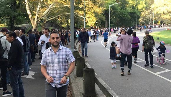 Una multitud de personas esperan en el Central Park para ver a Silvio Rodríguez. Foto: Eieri Ossorio