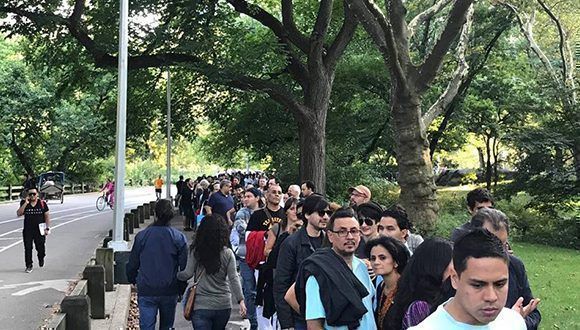 Una multitud de personas esperan en el Central Park para ver a Silvio Rodríguez. Foto: Eieri Ossorio