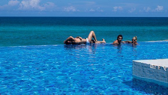 Vacacionistas disfrutan la piscina Infinity del Hotel Ocean Vista Azul. Foto: Leysi Rubio / Cubadebate