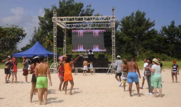 Festividades por el cierre del verano en la playa El Mégano. Foto: ACN/ Oriol de la Cruz Atencio.