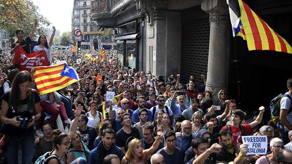 Unas 10.000 personas, según la Generalitat y unas 8.000 según la Guardia Urbana de Lleida, han participado este miércoles desde las 8 de la tarde en la concentración de protesta ante la Delegación de la Generalitat en la ciudad por la operación de la Guardia Civil contra el referéndum desplegada en Barcelona. Foto: AFP.