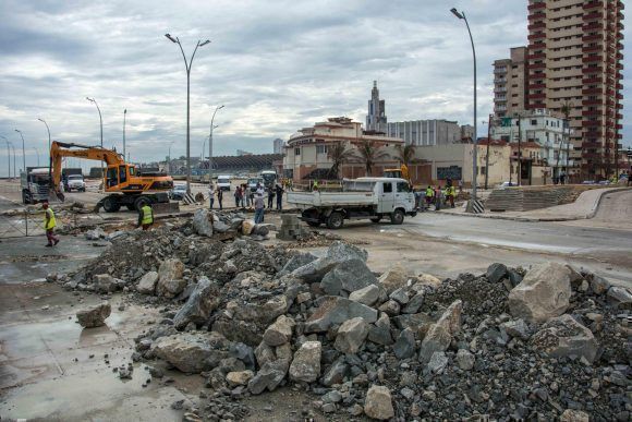 Trabajadores de viales de La Habana, continúan las labores de reparación en la avenida Malecón, el 26 de septiembre de 2017, tras los daños causados por las penetraciones del mar ocasionadas por el paso del Huracán Irma por la costa norte de Cuba. ACN FOTO/Abel PADRÓN PADILLA/ogm