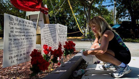 Janice Connelly de Hollywood creó un memorial de globos, flores, velas y signos para los ocho fallecidos en el centro. Foto: Scott McIntyre / The New York Times