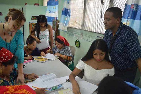 Panamá cuenta con más de 72 mil alfabetizados durante los 10 años de existencia del programa cubano en esas tierras. Foto: Prensa Latina.