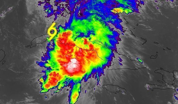 Las áreas nubosas con lluvias fuertes se concentraron a la derecha del centro de circulación. Imagen del satélite GOES 16, NOAA.