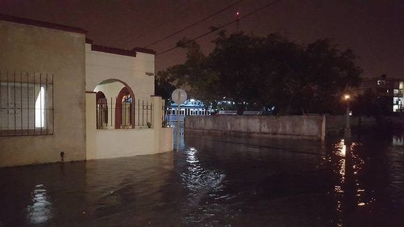 En zonas bajas de la ciudad de Cárdenas, Matanzas, se produjeron inundaciones durante la tarde-noche del 28. Foto cortesía del meteorólogo Henry Delgado Manzor.