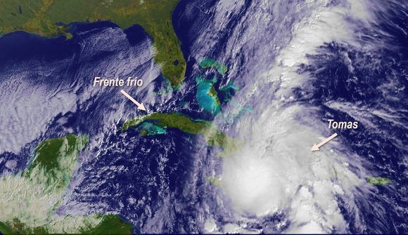 Coincidieron el primer frente frío de la temporada 2010-2011 y el huracán Tomas. Imagen del satélite GOES-13 de la NOAA.