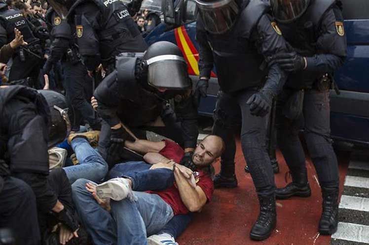 A pesar del silencio del Ejecutivo, la violenta actuación de la policía española provocó la respuesta inmediata de varias personalidades europeas.