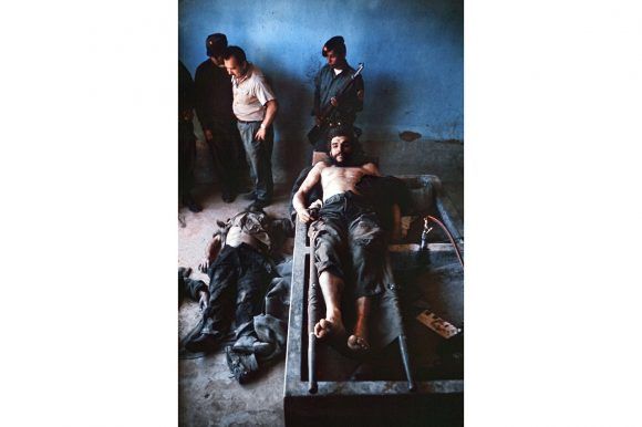 Cadáver del Che. Los cuerpos sin vida de otros dos guerrilleron yacen en el suelo. Foto: Marc Hutten / AFP