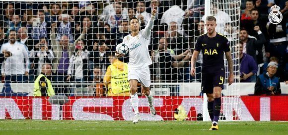 Cristiano Ronaldo se lleva el balón después del gol. Foto: @realmadrid.