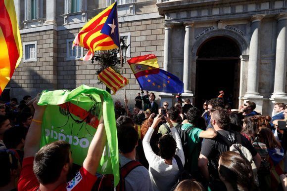 Álvaro de Marichalar frente a las movilizaciones de independentistas pidiendo "la unidad de España". Foto: Europa Press.