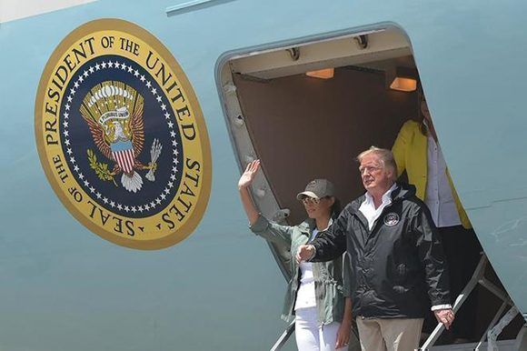 Donald y Melania Trump a su llegada a Puerto Rico. Foto: AFP.