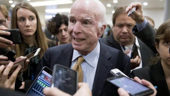 El senador republicano por Arizona John McCain hablando con la prensa en uno de los túneles del Senado. Foto: Agencias