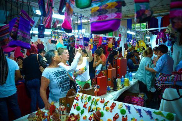Jornada de expoventa en la Feria Iberoamericana de Artesanía Iberoarte 2017, espacio de intercambio cultural entre pintores, talladores, artesanos y diseñadores del mundo, en el recinto ferial Expo Holguín, en la ciudad de Holguín. Foto: Juan Pablo Carreras7 ACN.