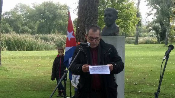 Desde Austria, en el Parque del Danubio y frente a la esfigie del Che conmemorando el 50 Aniversario de su caída en combate. Foto: EmbaCuba Austria