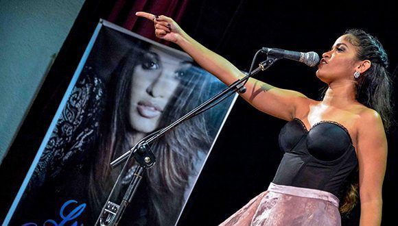 La cantante Luna Manzanares, en concierto en el Cine Teatro Tunas. Foto: Yasiel Peña/ ACN.