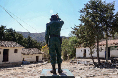 La estatua del Che en La Higuera. Foto: Lautaro Actis.