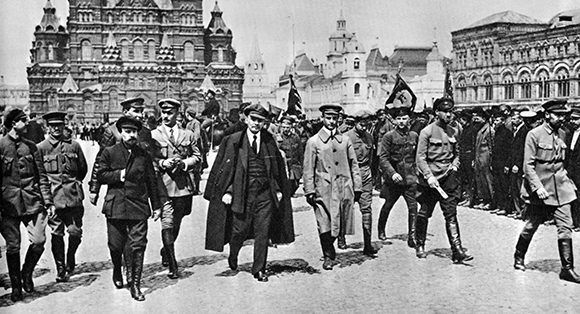 Lenin, en el centro, en un desfile en la plaza roja de Moscú el 25 de mayo de 1919. Foto: Heritage.