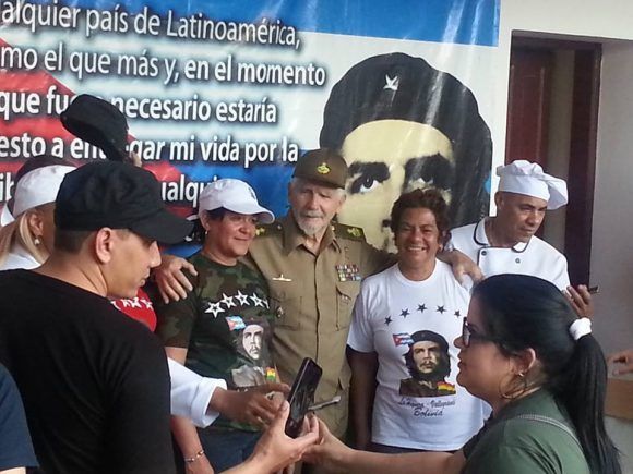 El Comandante de la Revolución Ramiro Valdés Menéndez junto a integrantes de la Brigada Médica cubana. Foto: Brigada Médica Cubana en Bolivia