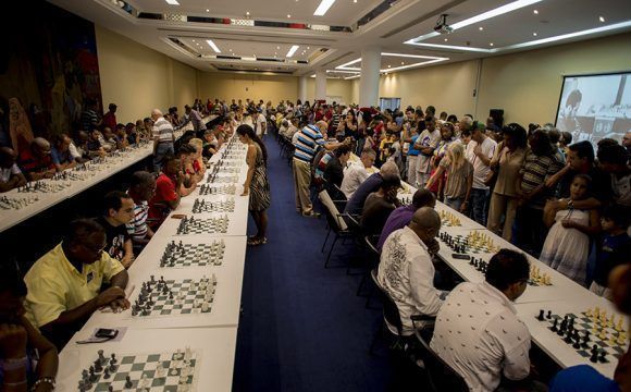 Simultanea de ajedrez en homenaje al Che, Hotel Habana Libre. Foto: Ismael Francisco.