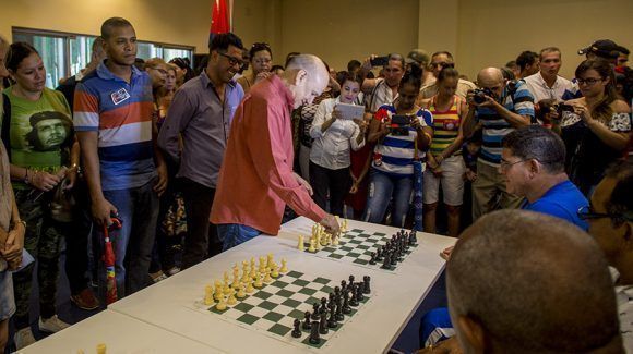 El Gran Maestro cubano Silvino Garcia, abrio la Simultanea de ajedrez en homenaje al Che, Hotel Habana Libre. Foto: Ismael Francisco.