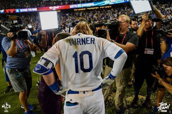 Turner fue el héroe del partido. Foto: Jill Weisleder/Los Angeles Dodgers.