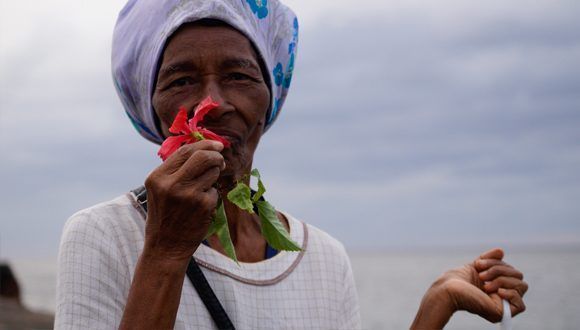Cándida le lleva una flor a Camilo cada año. Foto: Leysi Rubio / Cubadebate