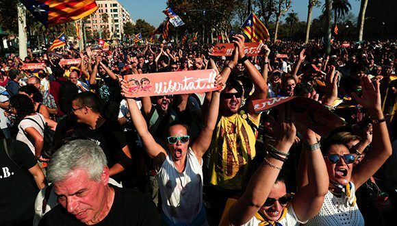 Euforia del pueblo catalán tras aprobación de la independencia en el Parlament. Foto: @teleSURtv / Twitter
