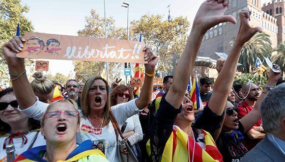 Euforia del pueblo catalán tras aprobación de la independencia en el Parlament. Foto: @teleSURtv / Twitter