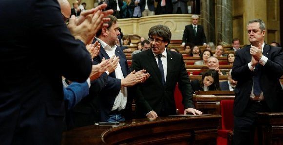 Carles Puigdemont y Oriol Junqueras salen de la reunión de JXSí, antes de comparecer ante el pleno del Parlament para trasladar los resultados de la jornada del 1-O. Foto: EFE.