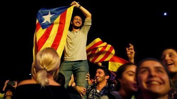 El Gobierno catalán aboga por continuar con la "resistencia pacífica" de la ciudadanía ante los edificios simbólicos de la región, lo que podría dar lugar a represiones policiales similares a las del 1 de octubre. | Foto: Reuters