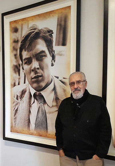 Atilio Borón, el autor del artículo, junto al retrato del Che, en su casa de Alta Gracia.