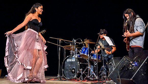 La cantante Luna Manzanares, en concierto en el Cine Teatro Tunas. Foto: Yasiel Peña/ ACN.