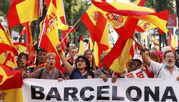 "La mayoría silenciosa" salió a las calles de Barcelona con banderas de España. Foto: Reuters.