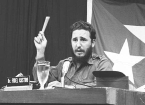 Fidel Castro comparece por CMBF-Televisión Revolución en respuesta al discurso del Presidente de Estados Unidos John F. Kennedy, relacionado con la situación de los misiles soviéticos existentes en territorio cubano, 23 de octubre de 1962. Foto: Archivo de Cubadebate/ Fidel Soldado de las Ideas.