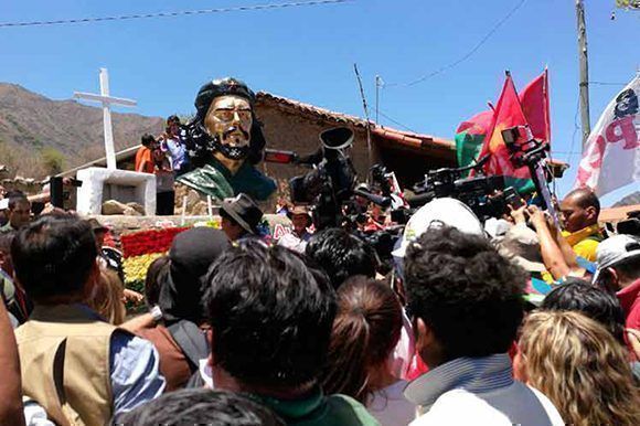 El presidente de Bolivia, Evo Morales, rindió tributo al Che en una caminata hasta La Higuera. Foto: PL.