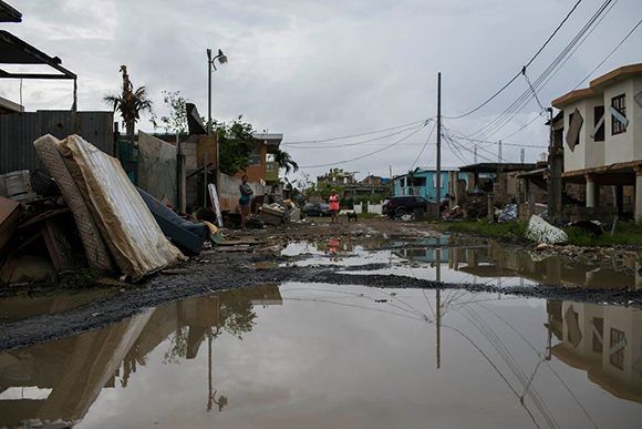  La Villa Hugo, en Canóvanas, permanece inundada después de tres semanas de que el huracán María arrasó la isla. Cada vez hay más reportes de enfermedades causadas por la contaminación de las aguas de la inundación que dejó el huracán. Foto: Dennis M. Rivera Pichardo/ The New York Times.