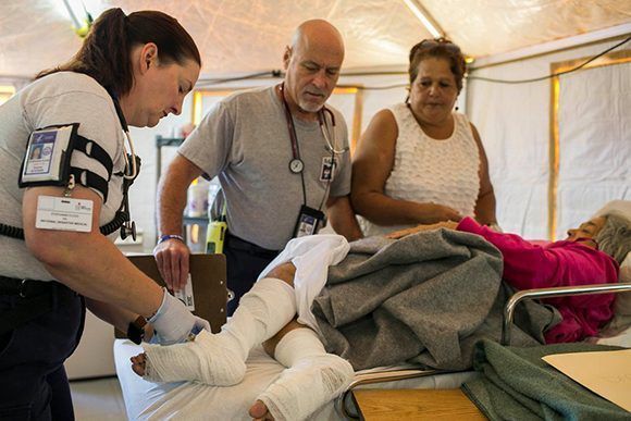  Problemas como los piquetes de mosquitos o insectos se han vuelto más delicados. Una doctora examina las piernas de Irma Alverio en Caguas, Puerto Rico. Foto: Dennis M. Rivera Pichardo/ The New York Times.