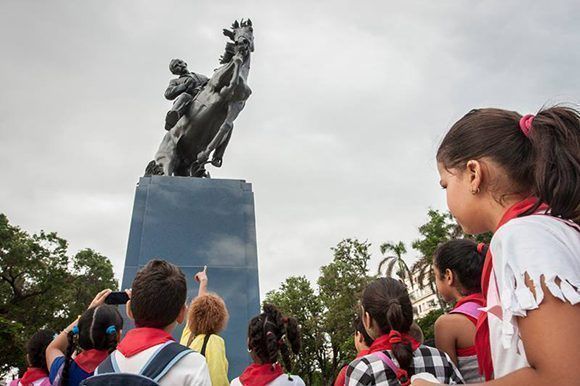 Niños cubanos observan la estatua de Martí en el parque 13 de Marzo en La Habana. Foto: René Pérez Massola/ Trabajadores.