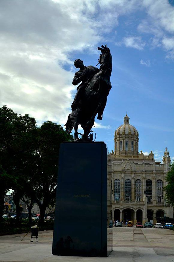 Ahora José Martí está también delante del Palacio Presidencial, actual Museo de la Revolución. Roberto Garaycoa/ Cubadebate.