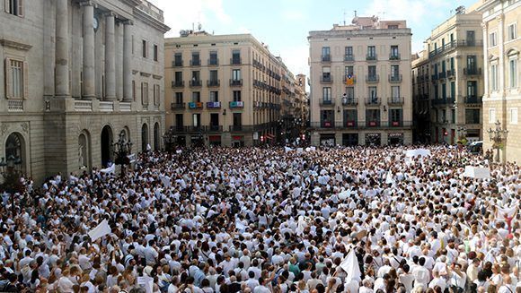 Miles de personas se visten de blanco en toda España para pedir diálogo. Foto: Julia Pérez/ ACN/ elPeriódico.