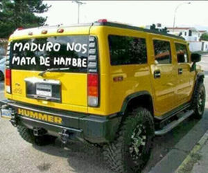 "Maduro nos mata de hambre", se lee en el parabrisas de auto bien caro. 