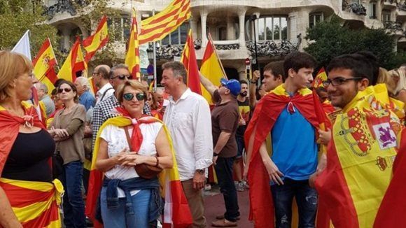 "Cataluña sí, España también" gritaban los asistentes durante la marcha. | Foto: EFE