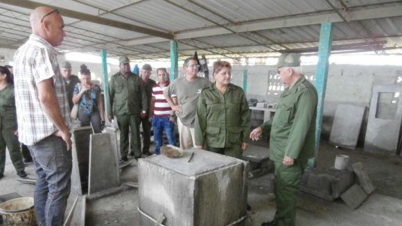 El general de cuerpo de ejército Joaquín Quintas evaluó la producción de materiales en Cienfuegos. Foto: Laura Brunet Portela