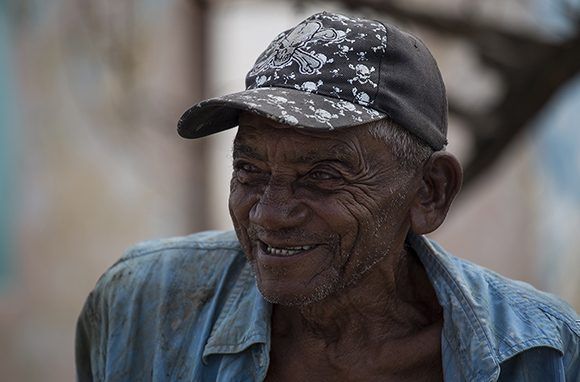 El viejo Zamora cuenta que Irma “fue una chapea”. Foto: Irene Pérez / Cubadebate