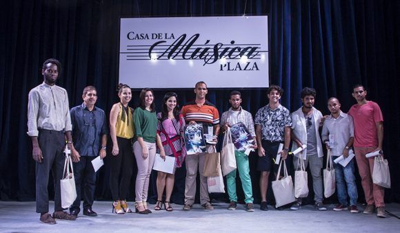Entregan los premios " Post-it ". Foto: Ismael Francisco/ Cubadebate.