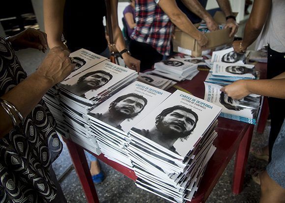 El libro fue editado por Centro de Estudios Che Guevara y la Editorial Ocean Sur. Foto: Irene Pérez/ Cubadebate.